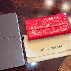 Authentic Louis Vuitton monogram vernis patent leather coral Wallet 🧡